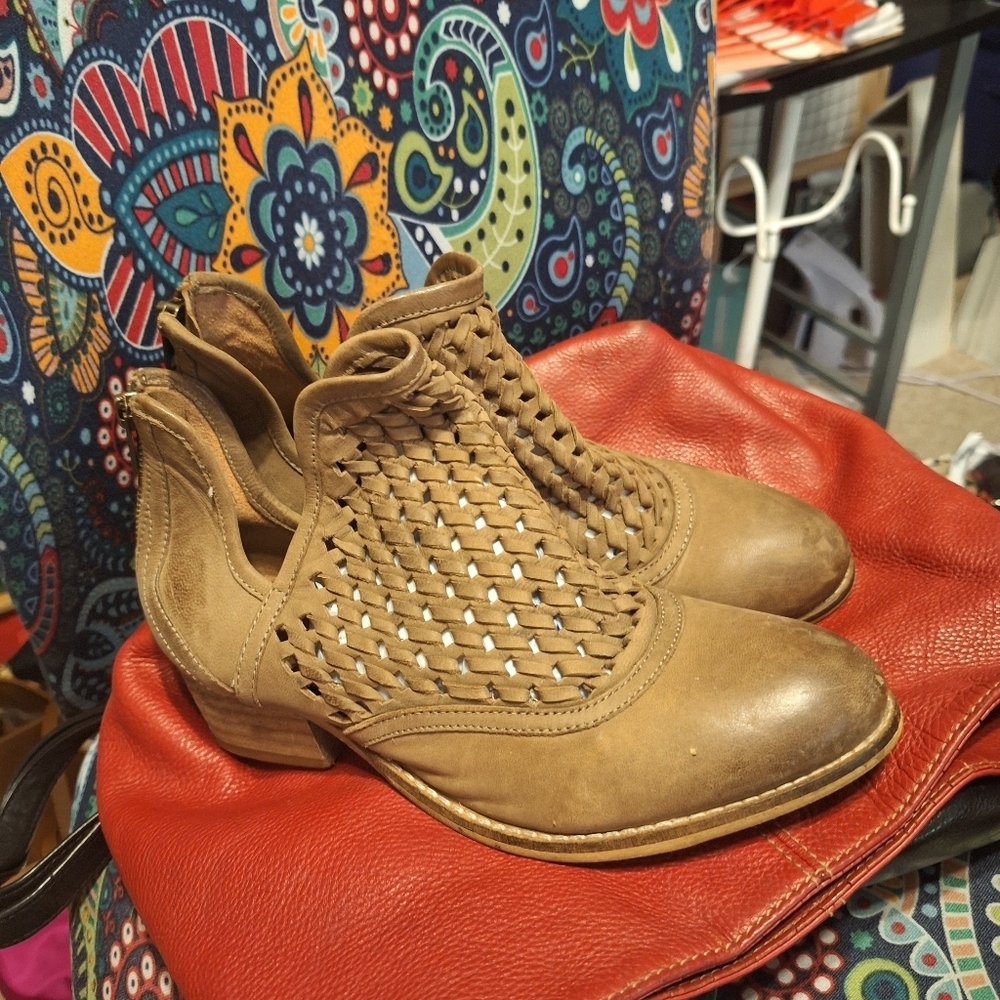 Rebel cut out Booties boots Sz 8 leather euc